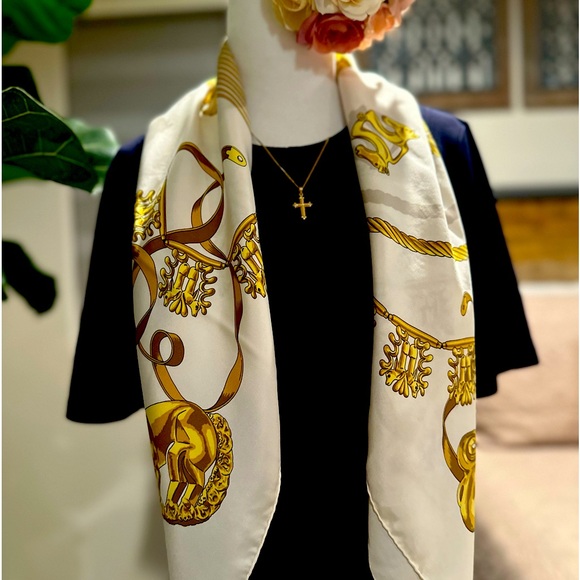 ššSOLDššVintage 1975 Design Hermes CarrĆ© Les Cavalierās Dāor Silk Scarf - Picture 5 of 15